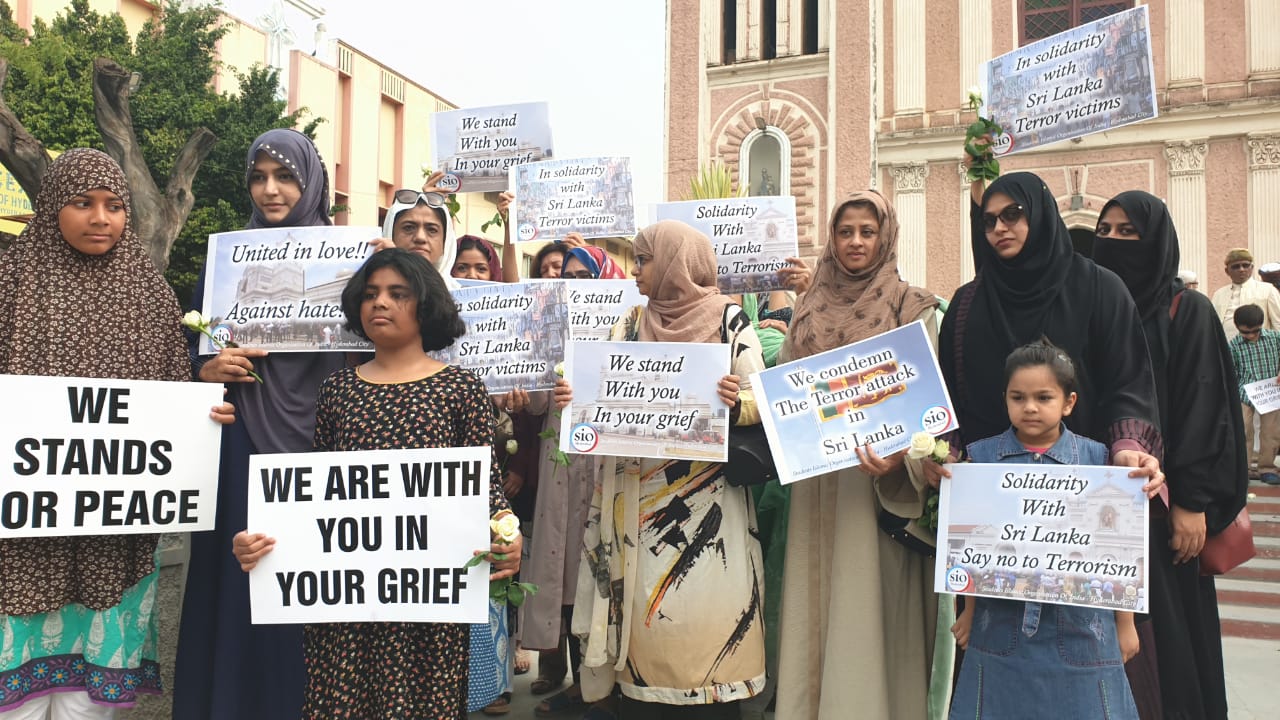 Hyderabad Muslims come together to form a human chain and condemn terror attacks in Sri Lanka