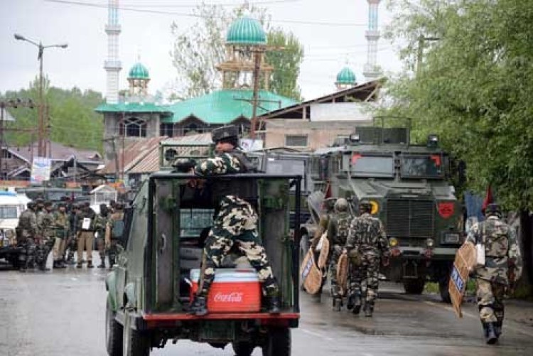 Indian Army Convoy attacked with IED in Pulwama injuring 9 jawans
