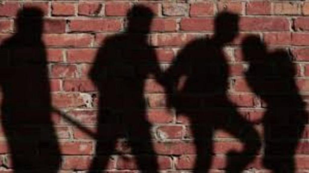 Mob ask a Muslim youth his name and beat him up
