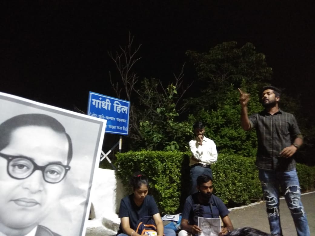 वर्धा विश्वविद्यालय-पहले बिना कारण दलित-ओबीसी छात्रों को निष्कासित किया, अब निष्कासन लिया वापस