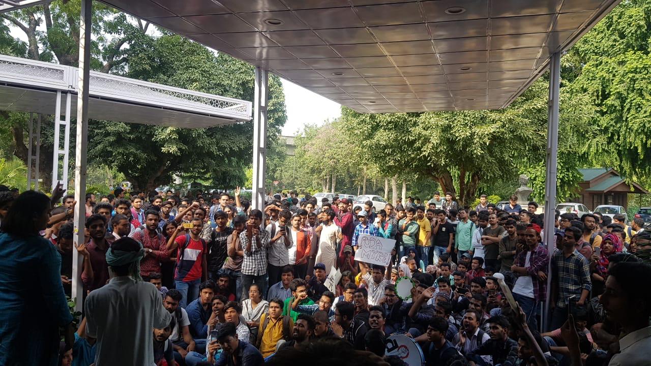 ‘Goons’ in Jamia thrash protesting students, one admitted to hospital, five more injured