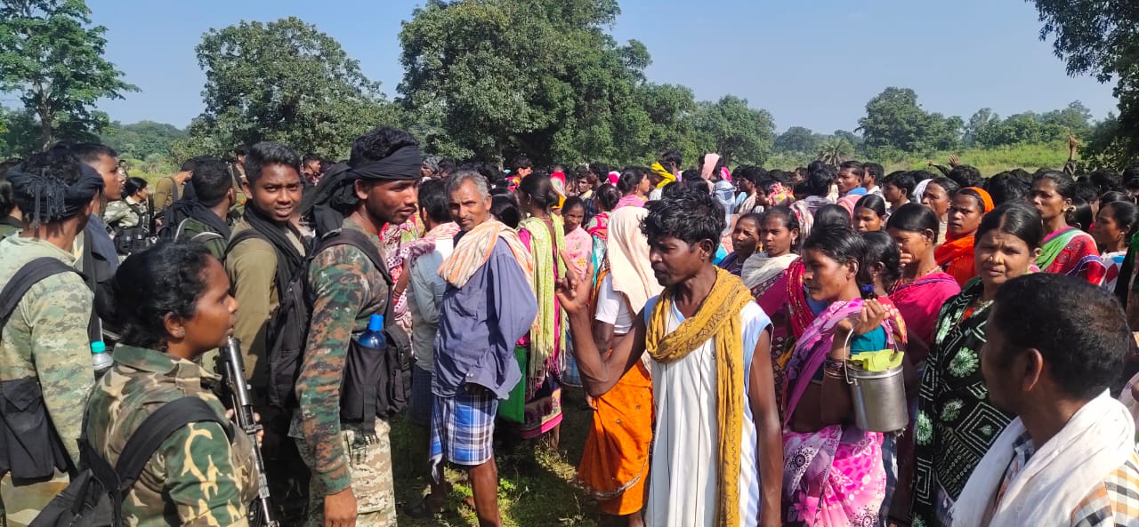 तीर कमान से लैस ग्रामीणों के विरोध के बावजूद दंतेवाड़ा जिले के पोटाली में खुला पुलिस कैम्प