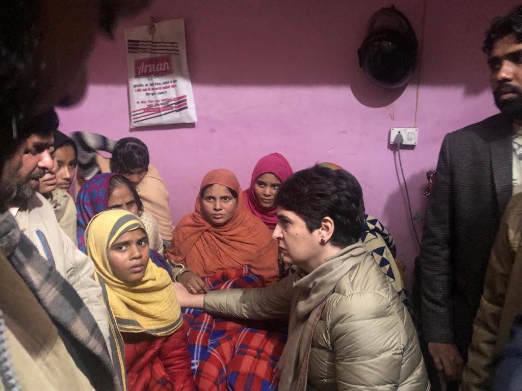 बिजनोर में बवाल में मारे गए सुलेमान के घर पहुँची प्रियंका कहा उस परिवार के साथ खड़ी हूं जिसके साथ अन्याय हुआ है