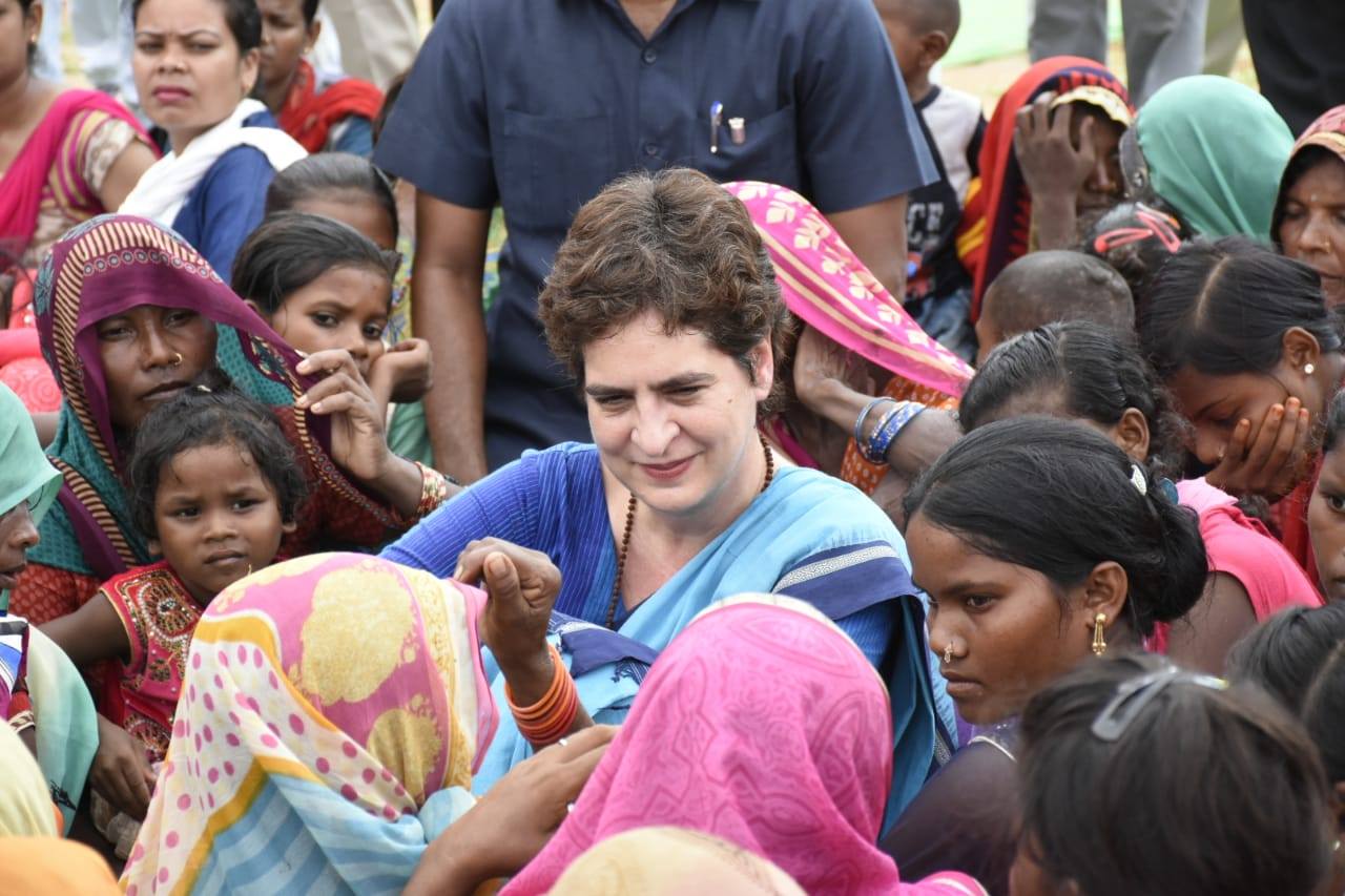 'चंपक' की मां और 'सग़ीर' की दादी से मिलकर रो पड़ी प्रियंका गांधी