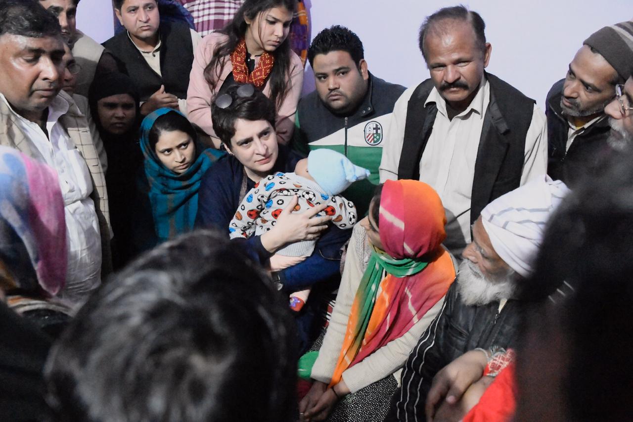 मुजफ्फरनगर और मेरठ में पीड़ितों का दुःख साझा करने पहुंची प्रियंका गांधी कहा" "मुश्किल के इस वक़्त में इन सभी परिवारों के साथ मैं खड़ी रहूंगी"।