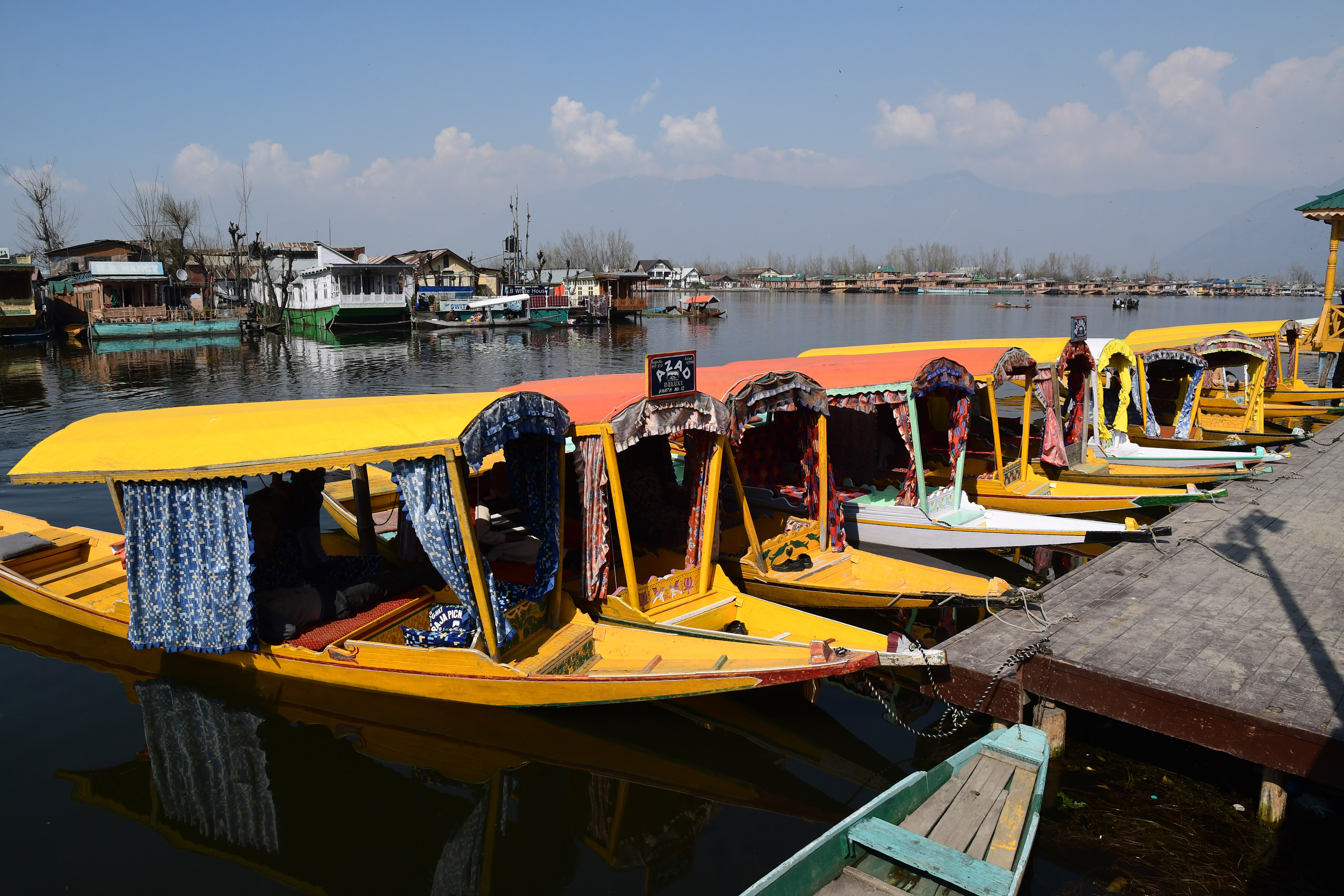 Vacant Hotels, Empty Shikaras dot the Kashmir landscape as Govt fails to woo back tourists