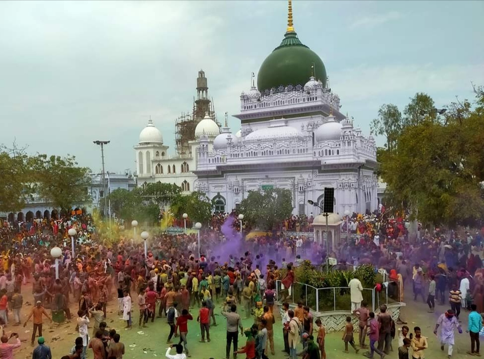 हर मज़हब के लोग थे संग, देवा शरीफ़ दरगाह में ख़ूब उड़े होली के रंग
