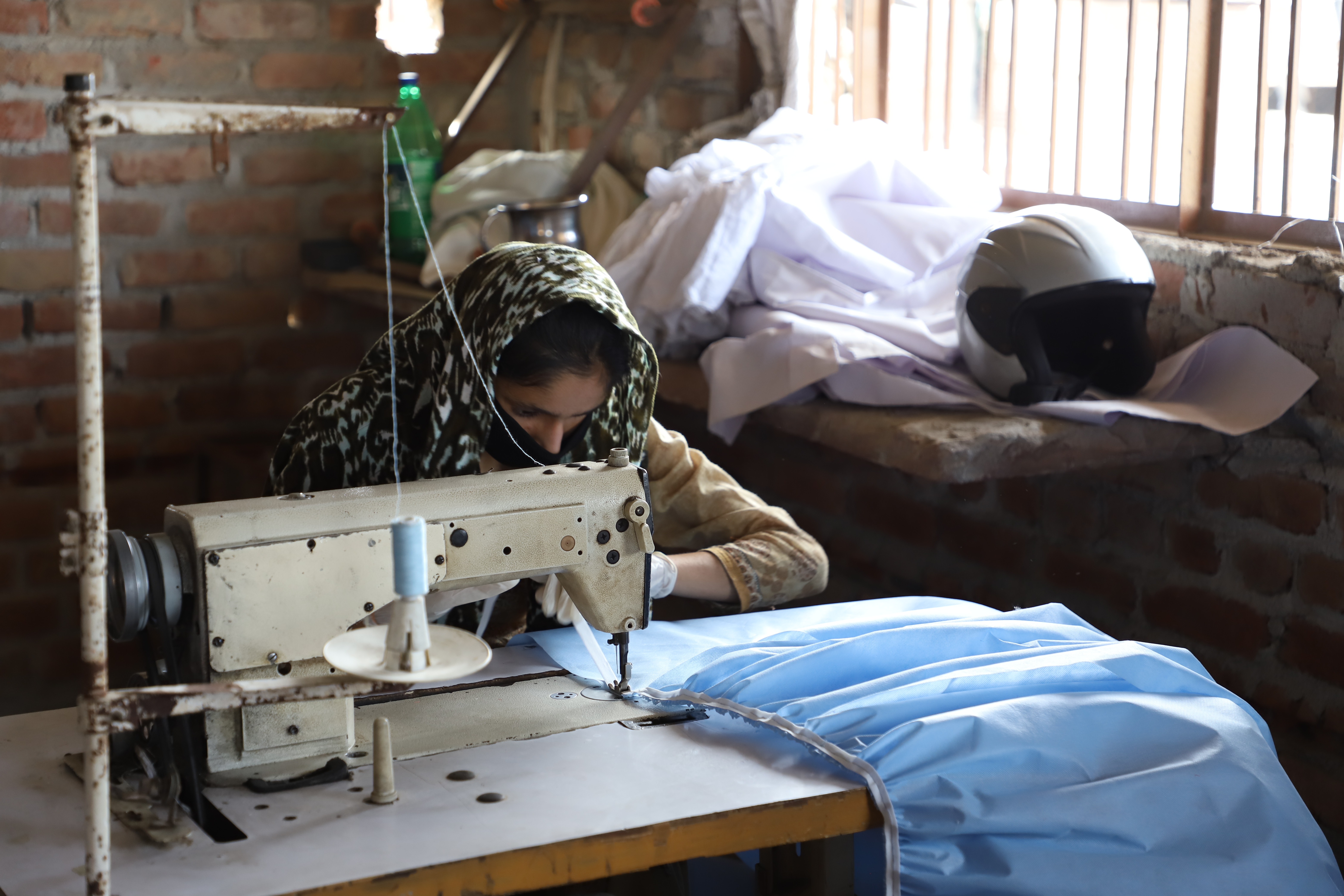 शिवविहार की मुस्लिम महिलाओं को सलाम, हिंसा में जला था घर, अब देश के लिए बना रहींं है मास्क और पीपीई किट