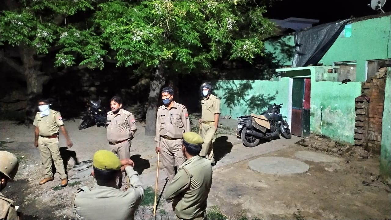 लॉकडाऊन का उल्लंघन कर रही भीड़ को हटाने गई पुलिस को बुरी यरह पीटा, दरोगा की हालत गंभीर