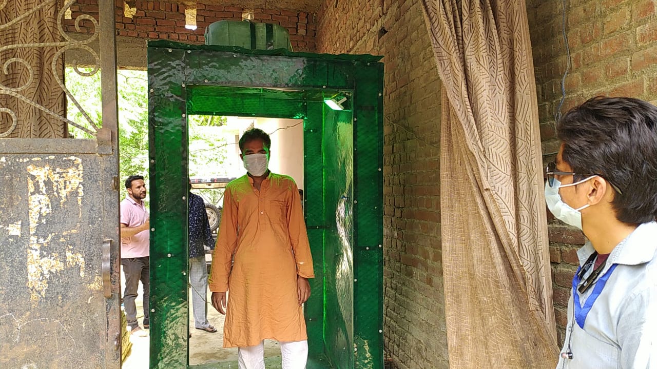 बिजनौर के मिस्त्री मुस्तक़ीम ने बना दी सेनिटाइज़र मशीन,चौतरफ़ा हो रही तारीफ़