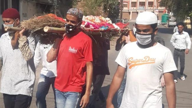 Muslim family helps Hindu neighbor in cremating their loved one