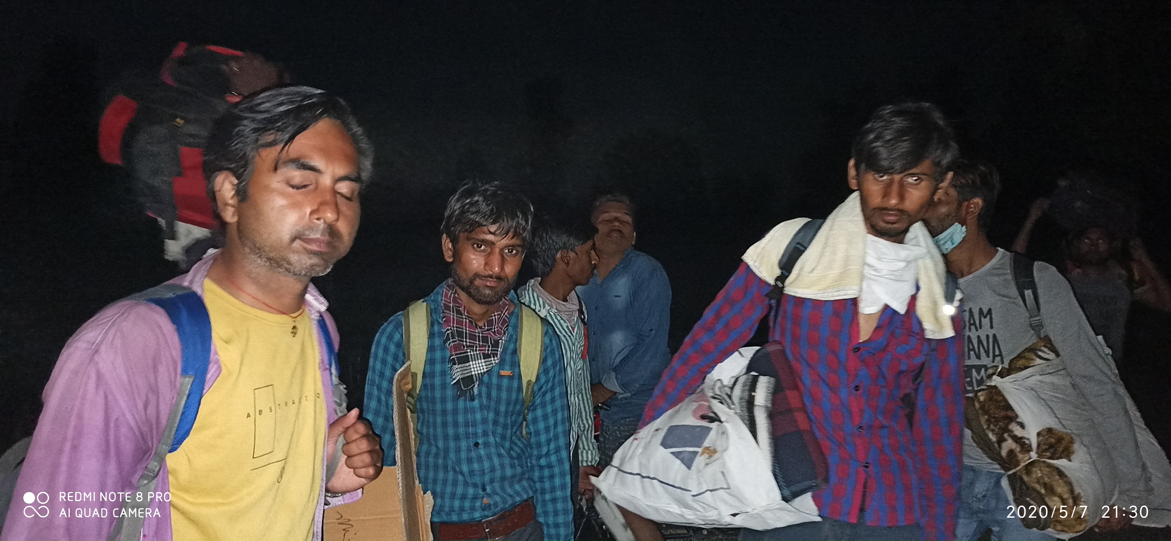 'हमें मदद के नाम पर ट्रक में बैठाकर जंगल मे छोड़ दिया गया', ख़ाली पेट सैकड़ों किमी पैदल घर लौट रहे मजदूरों की व्यथा