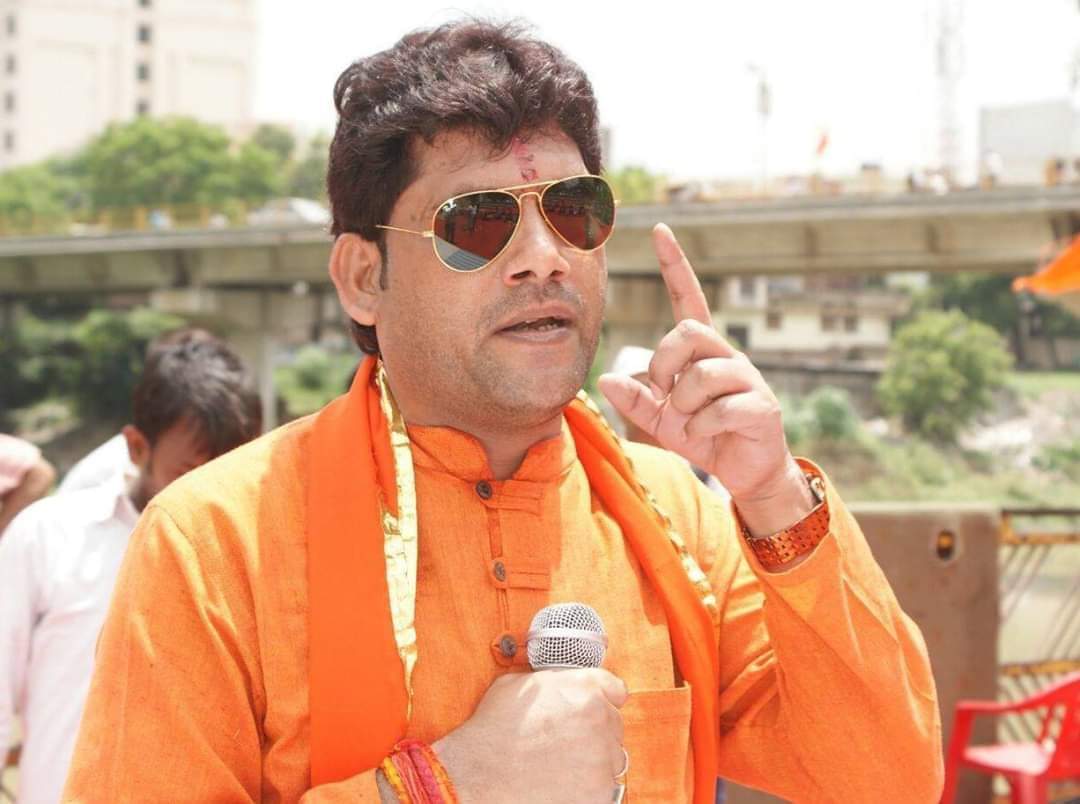 वाराणसी: नेपाली नागरिक का सर मुंडवाकर लिख दिया 'जय श्री राम'