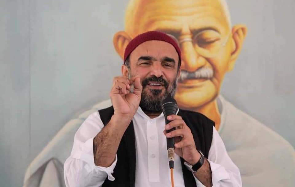 नंदबाबा मंदिर में नमाज़ पढ़ने पर हुए विवाद की पूरी 'एबीसीड़ी'