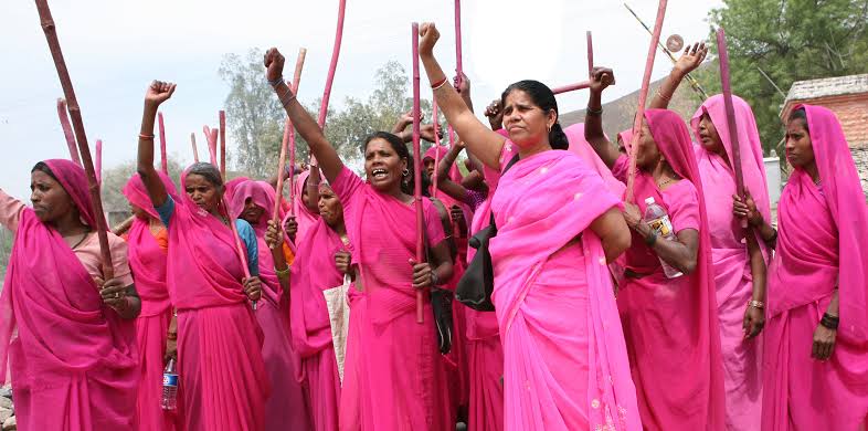 सियासत और लालच की भेंट चढ़ गुमनामी के कगार पर पहुंच गया है बाँदा का 'गुलाबी गैंग '