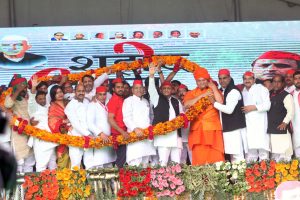 मेरठ में अखिलेश 