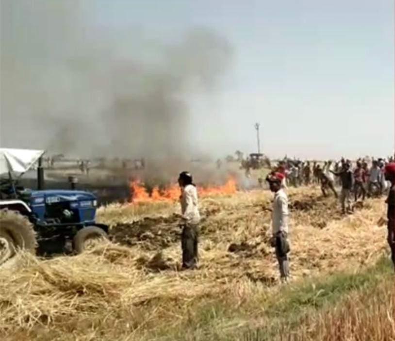 मिसाल : मुसलमान पढ़ रहे थे नमाज़, हिंदुओ ने बुझाई उनके खेत मे लगी हुई आग