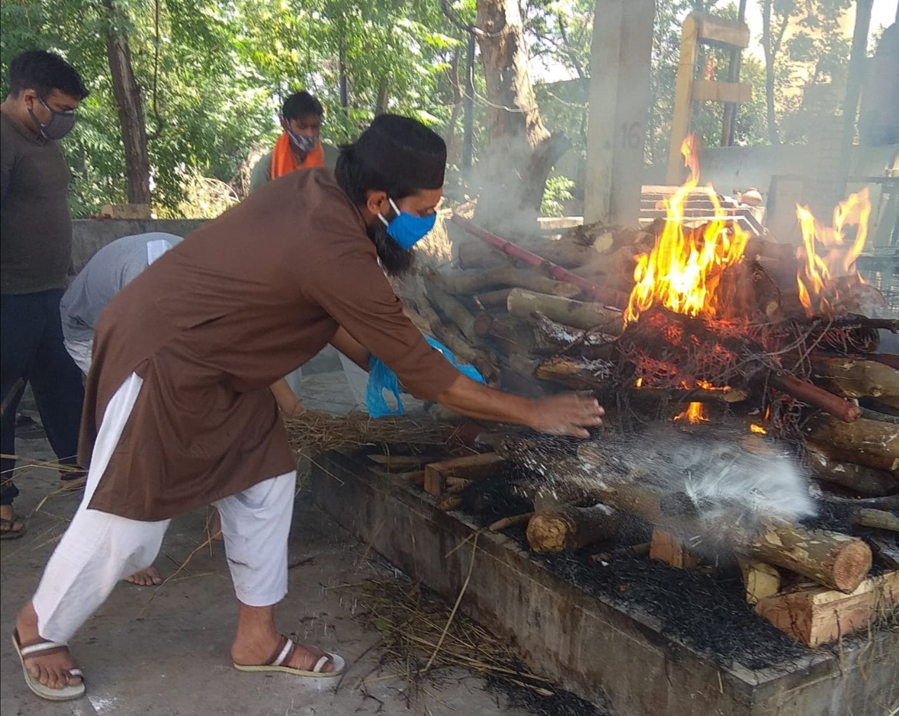 त्रासदी : हसन अली ने दिया चितरंजन को कंधा तो यूनुस ने निभाई परिवार के साथ अनुभव के अंतिम संस्कार की रस्म !