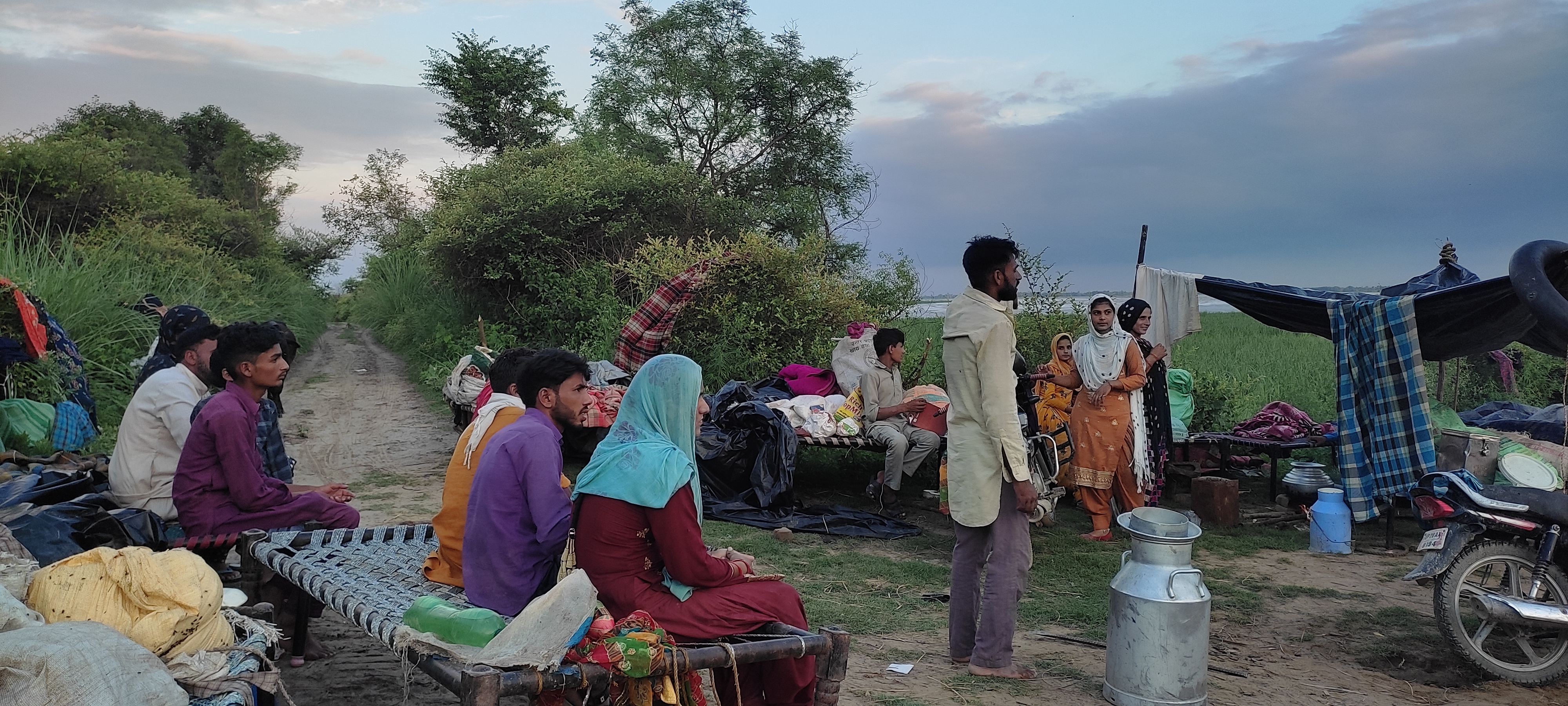 तस्वीरों में : समय से पहले बाढ़ जैसे हालात, फंसे लोग ,बहे जानवर