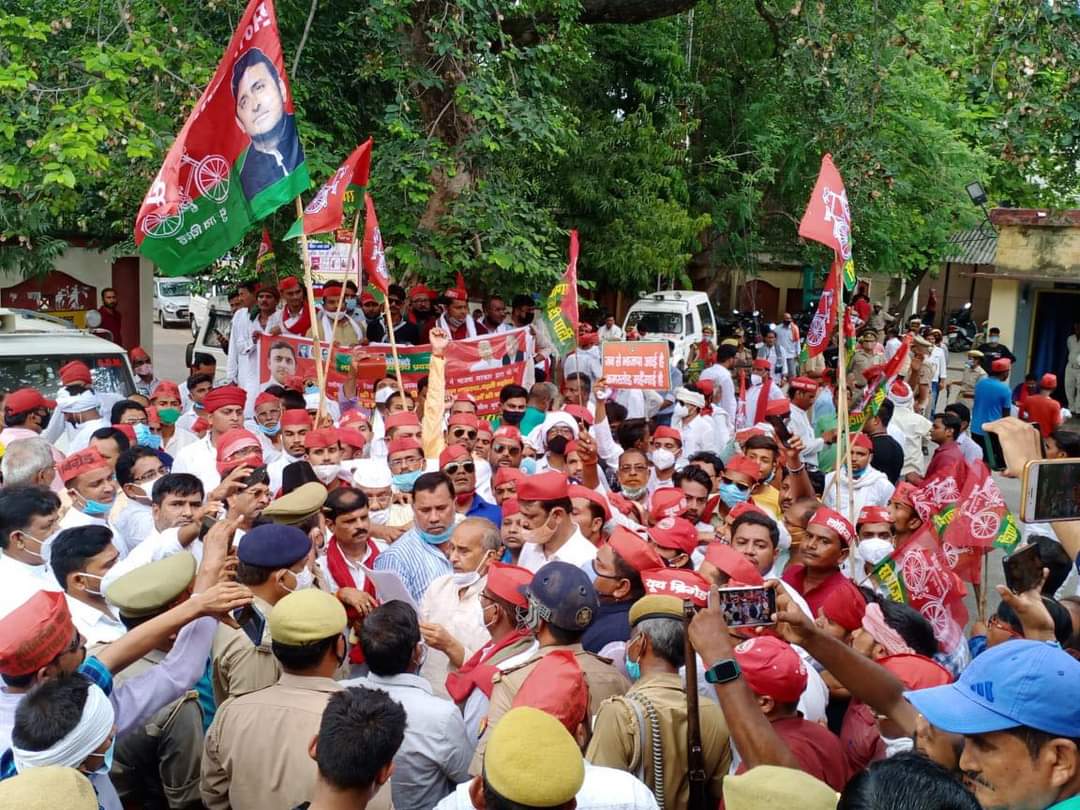 भाजपा सरकार के खिलाफ सड़क पर उतरे समाजवादी,प्रदेश भर में दिखाई दी लाल टोपी की धमक
