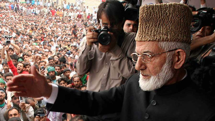 What made Syed Ali Shah Geelani popular in Kashmir?