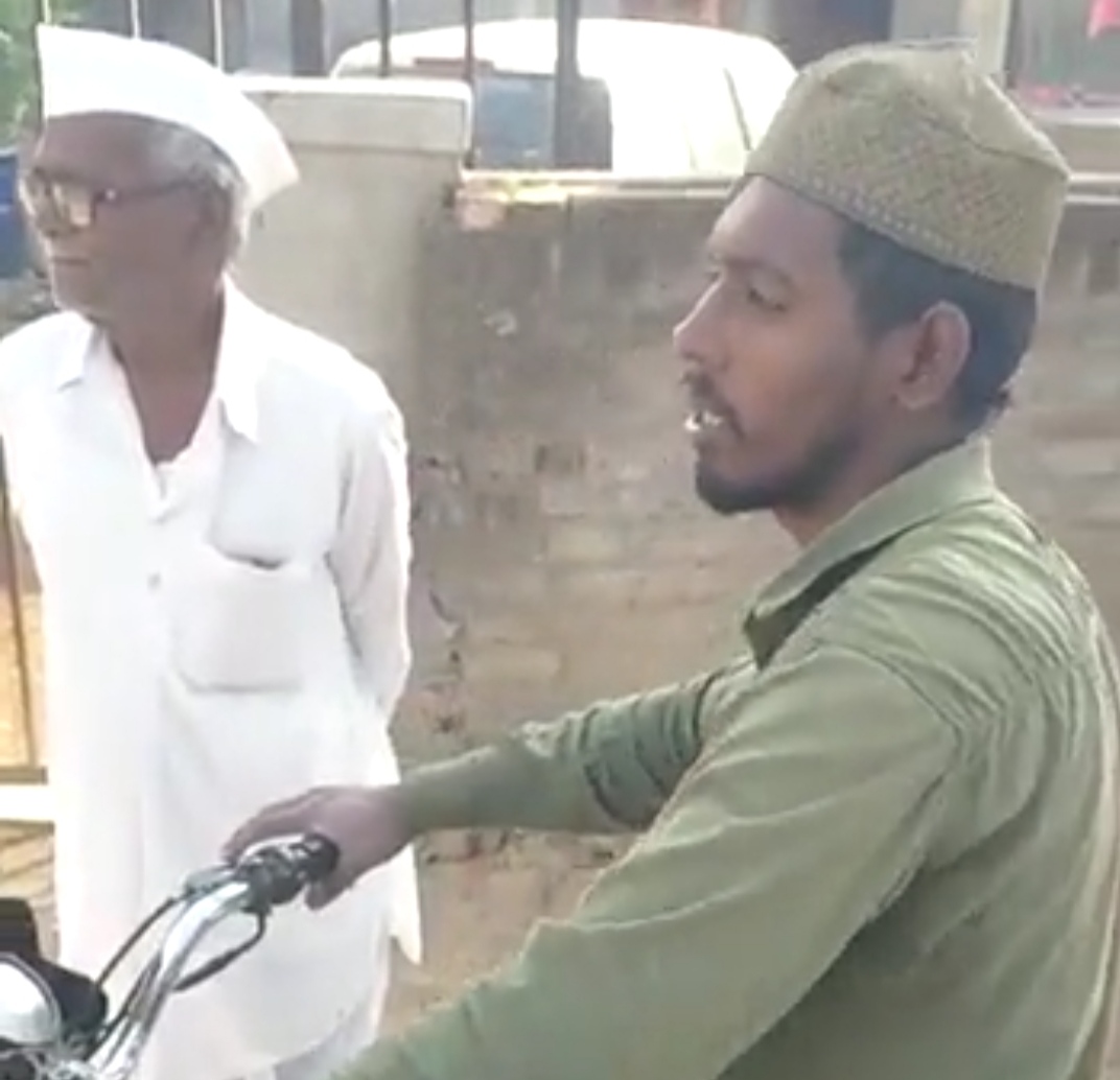 ओरंगाबाद में सब्जी बेचने पर हिंदुत्ववादियों ने की मारपीट, जमानत मिलने पर आरोपी का फूल माला पहनाकर किया गया स्वागत