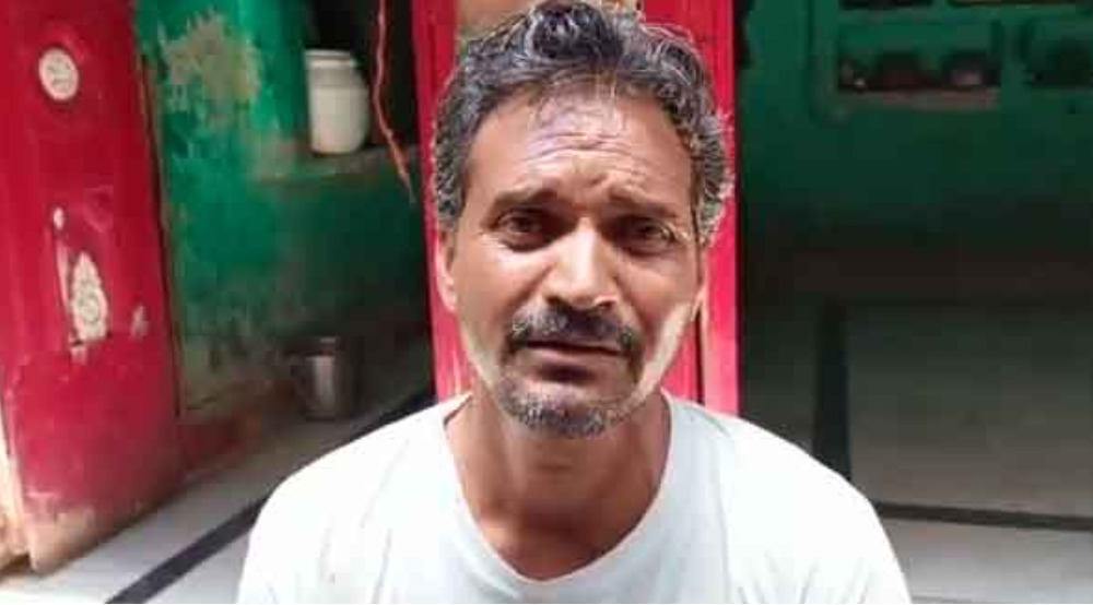 पीएम-सीएम की फ़ोटो कूड़ा गाड़ी में लें जाने पर संस्पेंड हुआ सफाई कर्मचारी दबाव के बाद बहाल