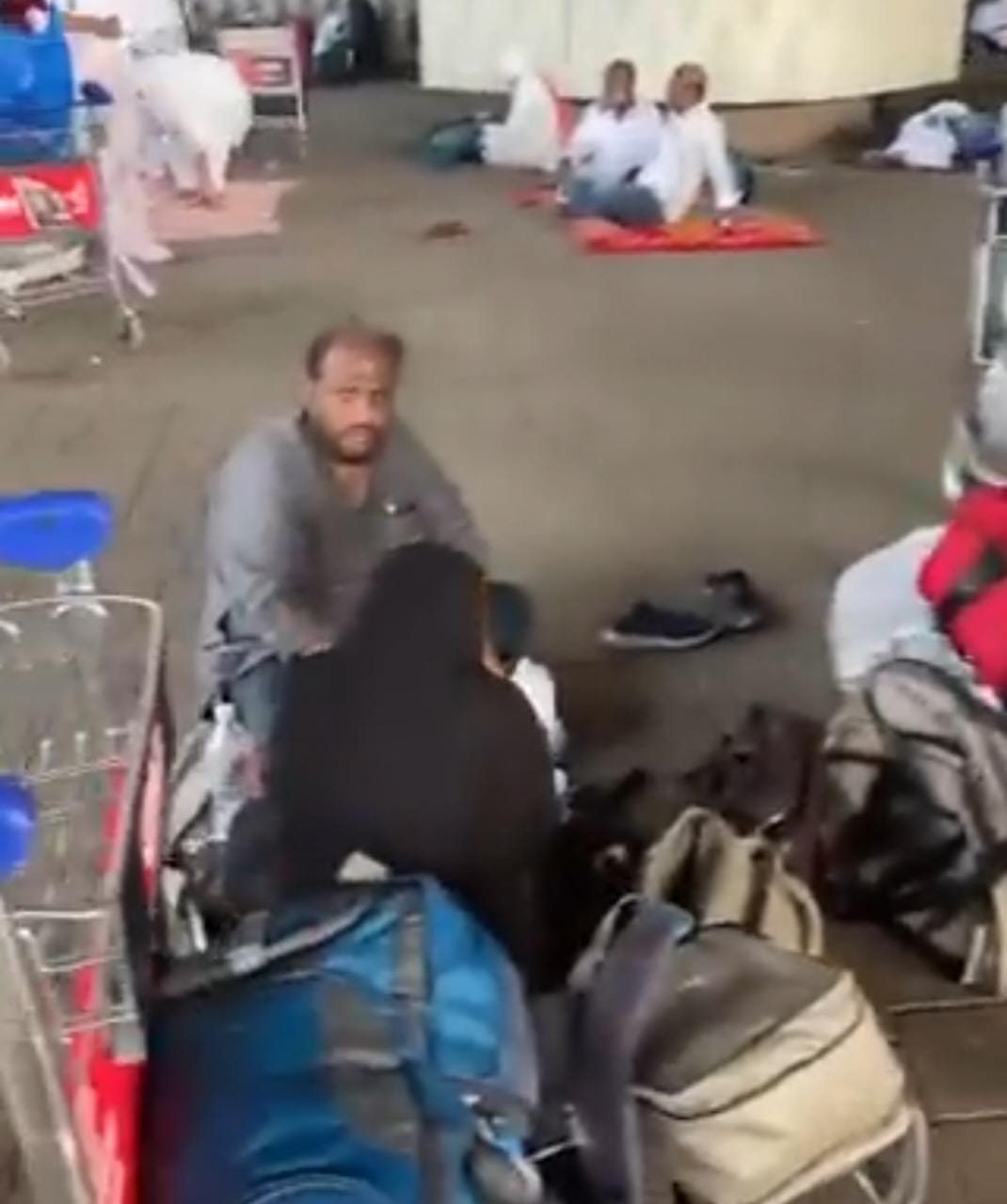 उमराह पर जाने वाले हजरात मुंबई एयरपोर्ट पर हुए परेशान, बेहद असुविधाजनक है माहौल