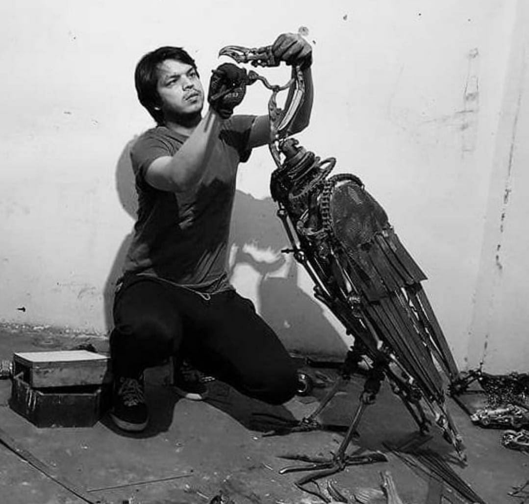 मां चराती थी भैंस ,पिता बनाते थे ट्रक की बॉडी ,बेटा है देश का बेहतरीन स्क्रैप्चर आर्टिस्ट