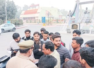 कोरियाई छात्राओं से दुर्व्यवहार के आरोपी युवकों के विरुद्ध धार्मिक भावनाएं भड़काने का मुक़दमा  दर्ज