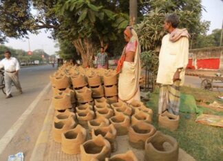 Crafting Harmony: Muslim Hands Shape Earthen Stoves for Hindu Devotees in Bihar