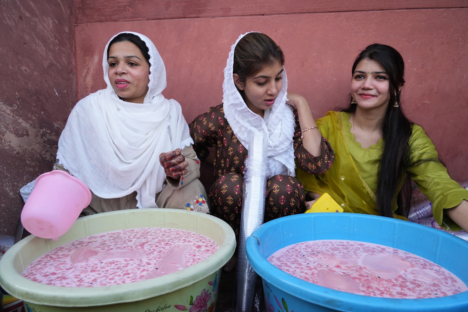 Amid Rising Divides, a Hindu Woman Serves Iftar at Jama Masjid, Spreading Unity