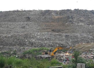'Sometimes My Chest Burns, But I Still Go Up': The Silent Suffering of Women Who Survive on Delhi’s Garbage Mountains